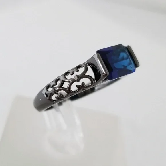 18k Horizontal Filigree Band - Picture 5 of 8